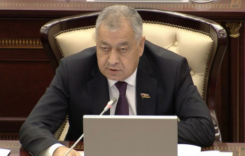 Vahid Əhmədov Zakir Həsənovu sərt tənqid etdi - “Danışa bilmir”